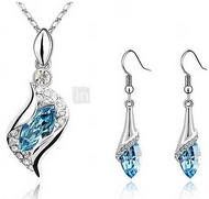 Ensemble Chaîne Pendentif & Boucles d'Oreilles Goutte d'eau Bleue Claire dans son écrin en strass