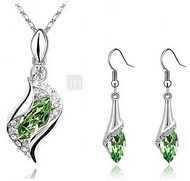 Ensemble Chaîne Pendentif & Boucles d'Oreilles Goutte d'eau Verte dans son écrin en strass
