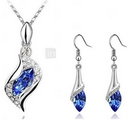 Ensemble Chaîne Pendentif & Boucles d'Oreilles Goutte d'eau Bleue Foncée dans son écrin en strass