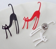 Broche Chat s'étire