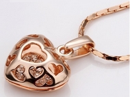 Chaîne & Pendentif Coeur Doré et Petits Coeurs en Cristaux Zircon