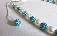 Ensemble Collier Perles Blanches & Shamballa Bleue